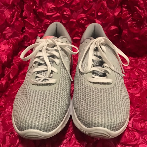 Nike Women's REVOLUTION 4 Platinum/Sunsets - Picture 4 of 8